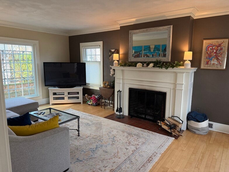 living room - 2220 E Jarvis St