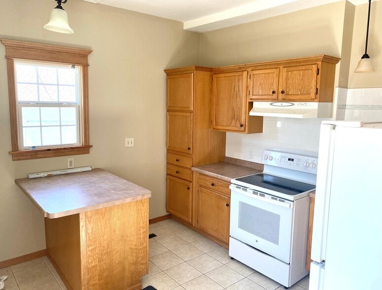 Building Photo - 305 8th Ave S