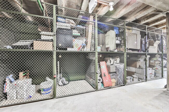 Building Photo - 6030 N Sheridan Rd