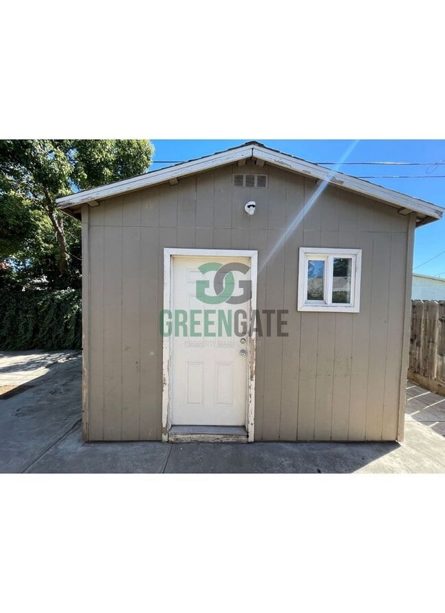 Building Photo - BEAUTIFUL 3 BEDROOM 2 BATH HOME MOVE IN RE...