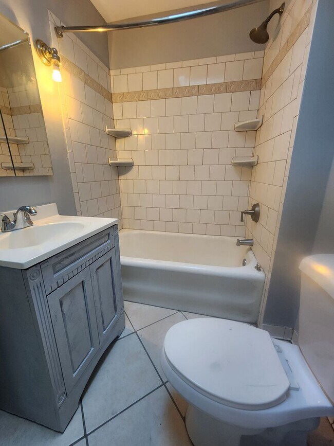 Building Photo - East Oak Lane House for rent with front porch and rear yard