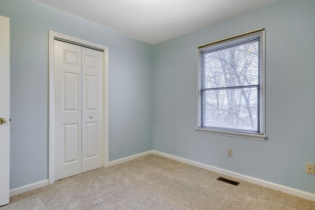 Building Photo - 3 bed/2 1/2 Bath.  Pet Friendly.  Easy access to I81/US460