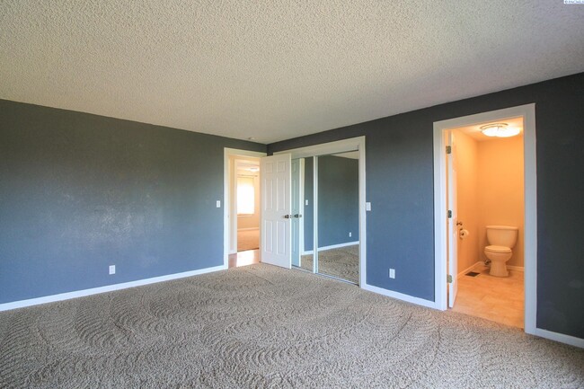 Building Photo - Large 5 Bed/3 Bath Home in Kennewick