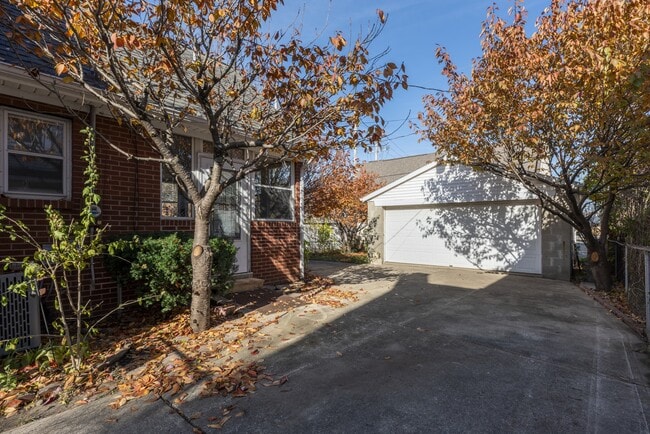 Building Photo - 28 E Jeffrey Pl