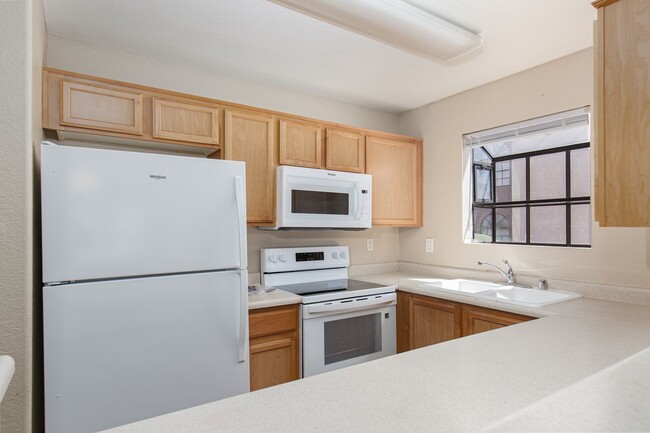 Building Photo - 2 bedroom in gated community with pool/spa...