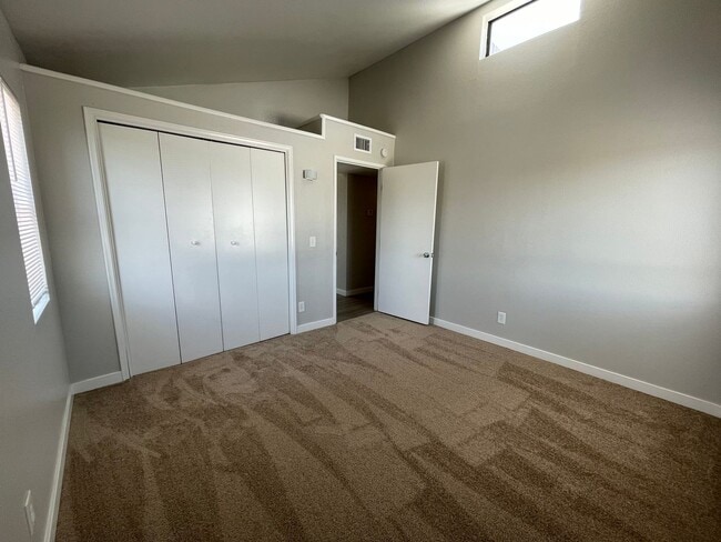 Building Photo - Lovely 2 Bedroom 2 Bath with Fireplace!