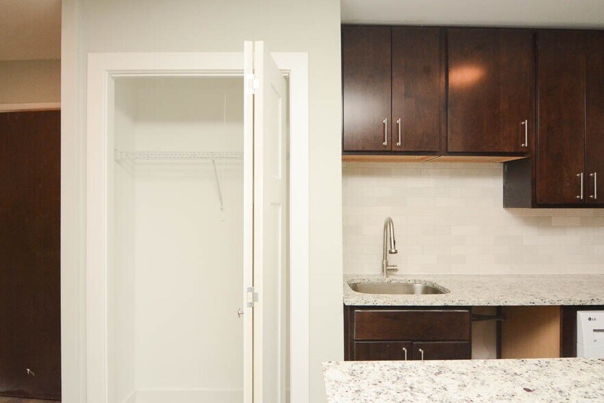 Building Photo - 450 W Barry Ave