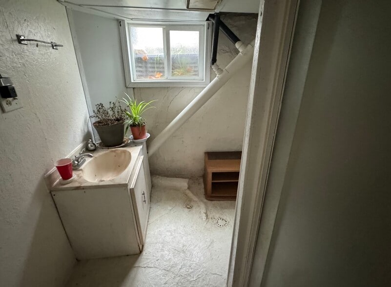 Building Photo - 722 S 2nd St