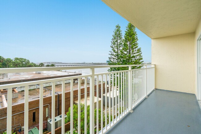 Building Photo - 2 bedrooms, 1 bath Condo located near the ...