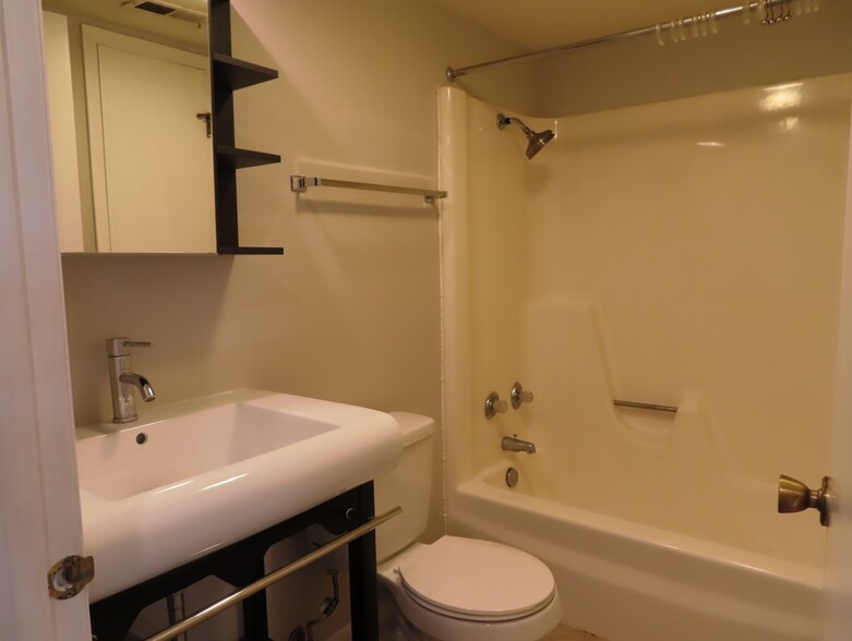 Building Photo - 2109 Melrose Dr