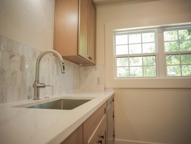 Building Photo - 803 Oakland Ave