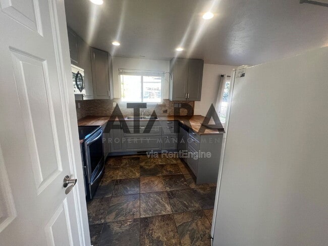 Building Photo - 9111 Parakeet Dr