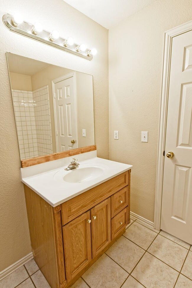 Building Photo - Duplex for lease with private backyard