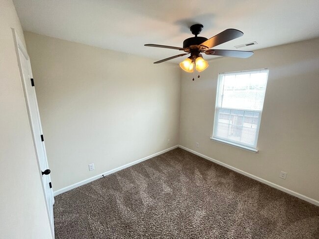 Building Photo - White House townhome- lawn care included, 1 car garage!