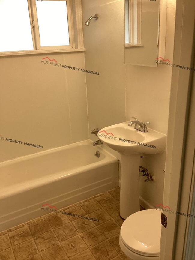 Building Photo - R72A