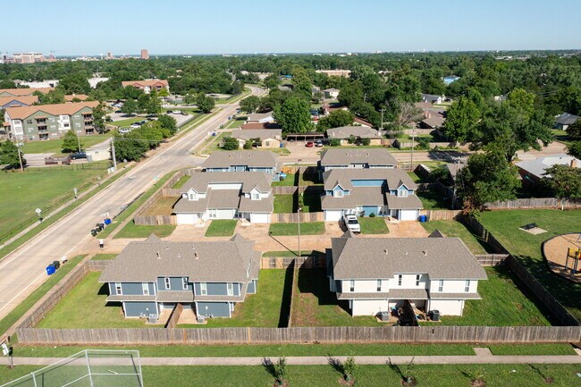 Building Photo - 727 Vicksburg Ave