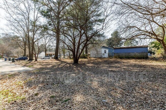 Building Photo - 2624 Sanderford Rd