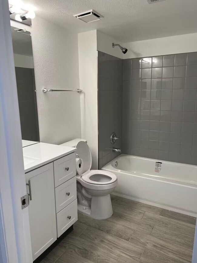 Building Photo - Available Now! Remodeled 1-Bedroom Garden Apartment.