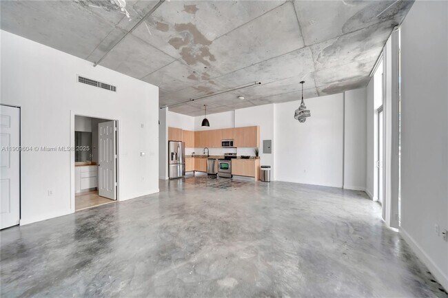 Primary Photo - 2100 Van Buren St