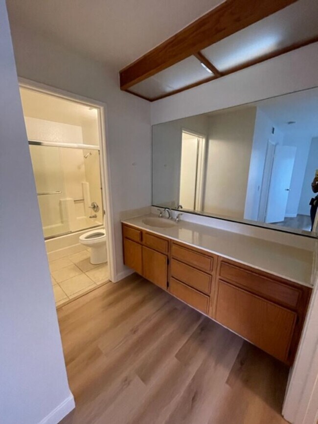 Building Photo - Large 2 Bedroom, 2 Bath Condo with 2 Parking and Community Pool