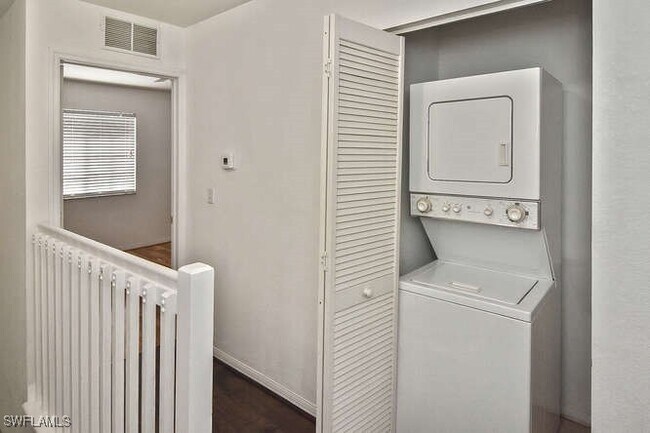 Building Photo - 10100 Poppy Hill Dr