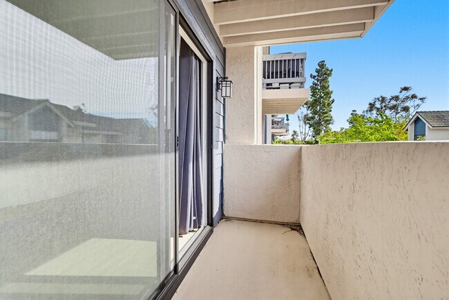 Building Photo - Welcome to this beautiful 1,042 sq. ft. condo offering modern comfort in a prime location!