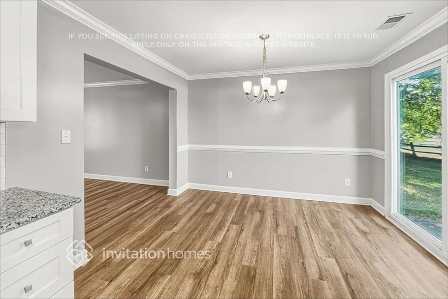 Building Photo - 410 Queens Dr SW