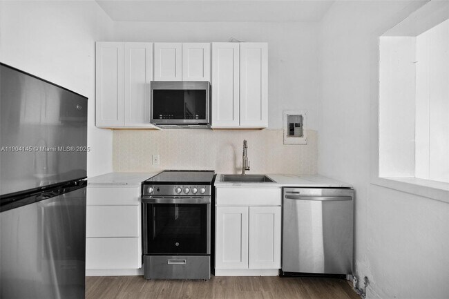 Building Photo - 2822 Pine Tree Dr