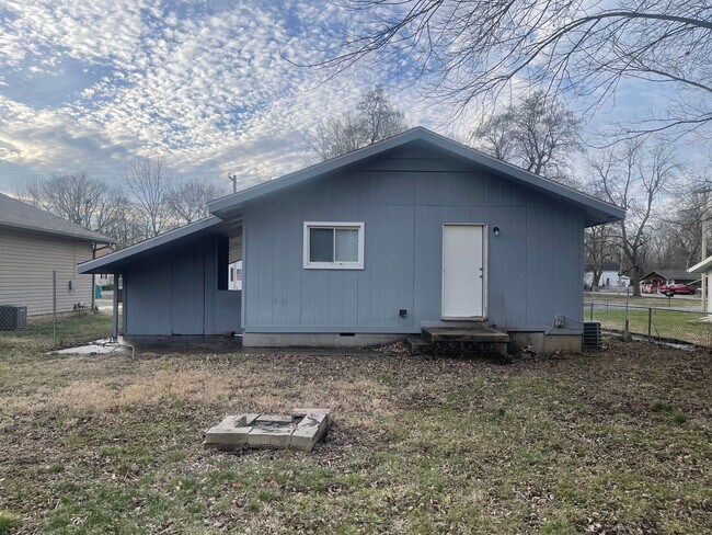 Building Photo - -Check out this cozy 2 bedroom 1 bathroom ...