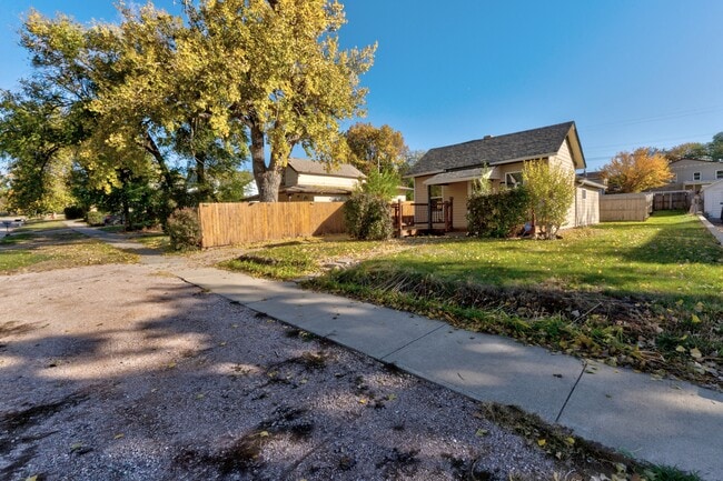 Building Photo - 812 Allen Ave