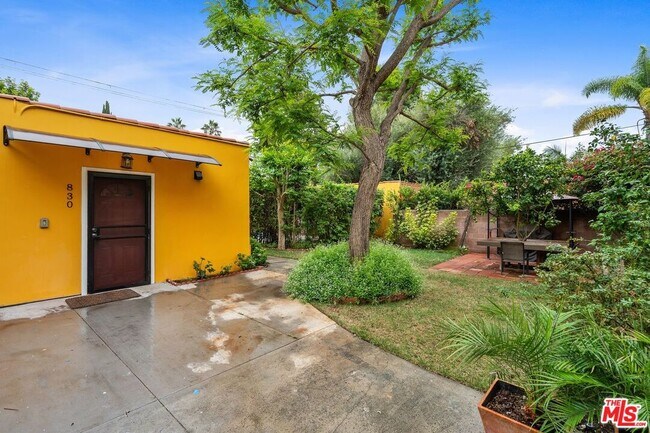 Building Photo - 828 N Crescent Heights Blvd