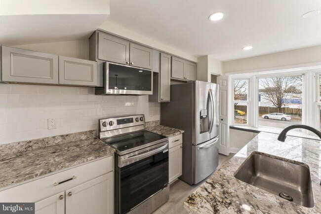 Building Photo - 8213 Roxbury Dr