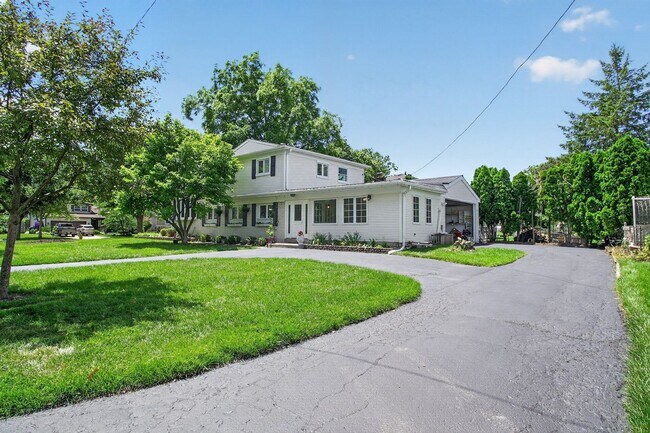 Building Photo - Spacious Stunning 3 BR House in Mount Prospect W/ Office/Playroom on Corner Lot