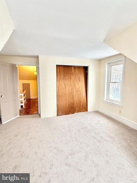 Building Photo - 327 Main St