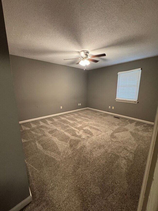 Building Photo - Spacious 3 bedroom 3 bath beautiful home w...