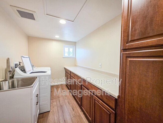 Building Photo - 640 Claydelle Ave