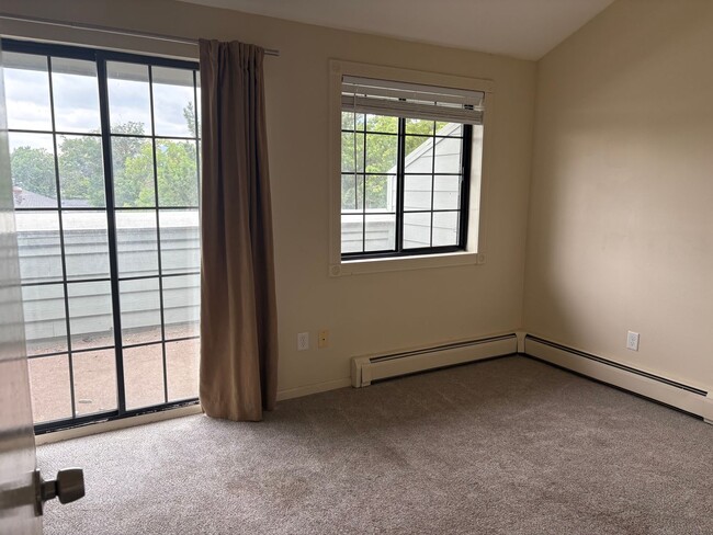 Building Photo - Top Floor 2 Bed 1.5 Bath Two Story Condo I...