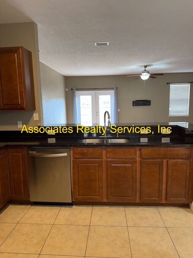 Building Photo - Willow Oak SW 3/2, a must see