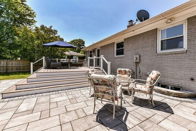 Building Photo - 1015 Woods Pl