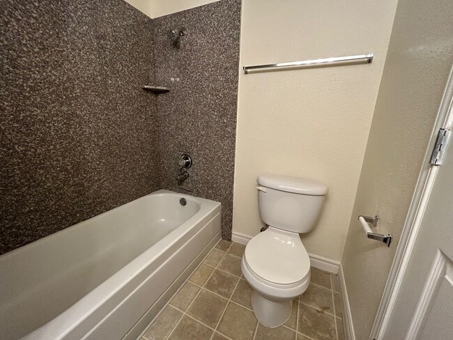 Building Photo - BEAUTIFUL 2 BEDROOM 2 BATHROOM SINGLE STOR...