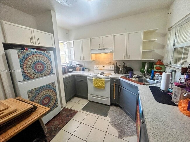 Building Photo - 972 SW 6th Ave