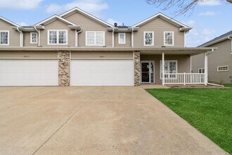 Building Photo - UPDATED TOWNHOME!! 2 Bed, 2.5 Bath Townhome in Ankeny