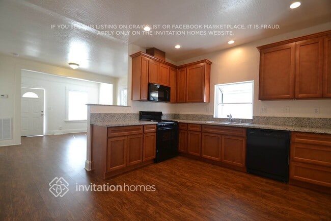 Building Photo - 622 W 13th St