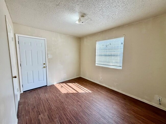 Building Photo - 402 Hedgewood Dr