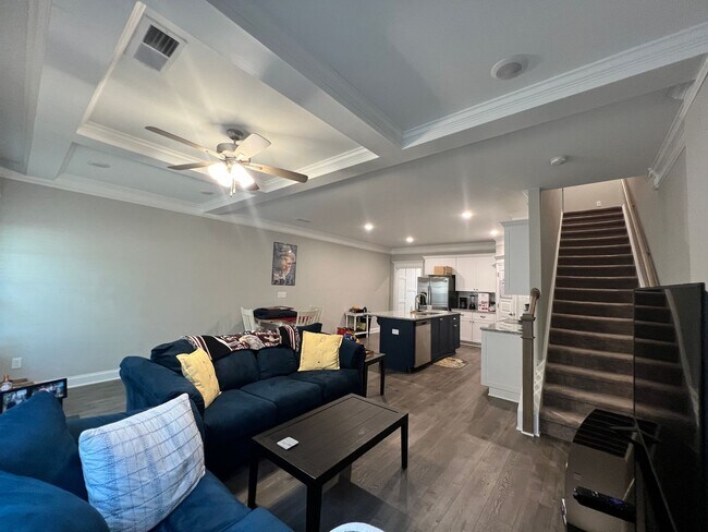 Building Photo - 3BR/2.5 BATH Townhome with Garage & Fenced...