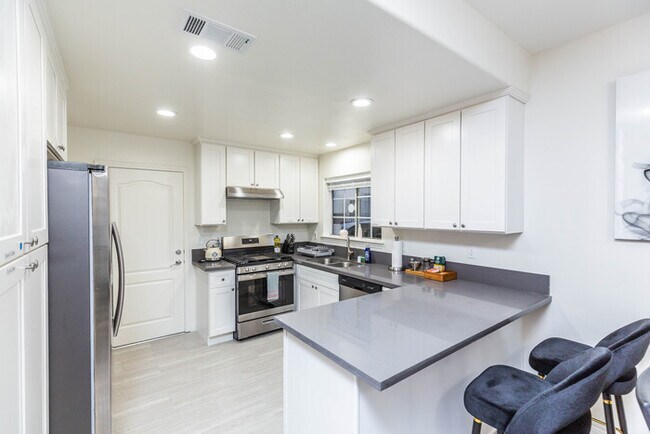 Building Photo - Newly Remodeled 5B4B. 2 mile from the Rose Parade!