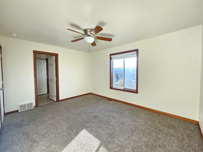 Building Photo - $2,200 -  3 Bed / 2.5 Bath Beautiful Spokane Valley House