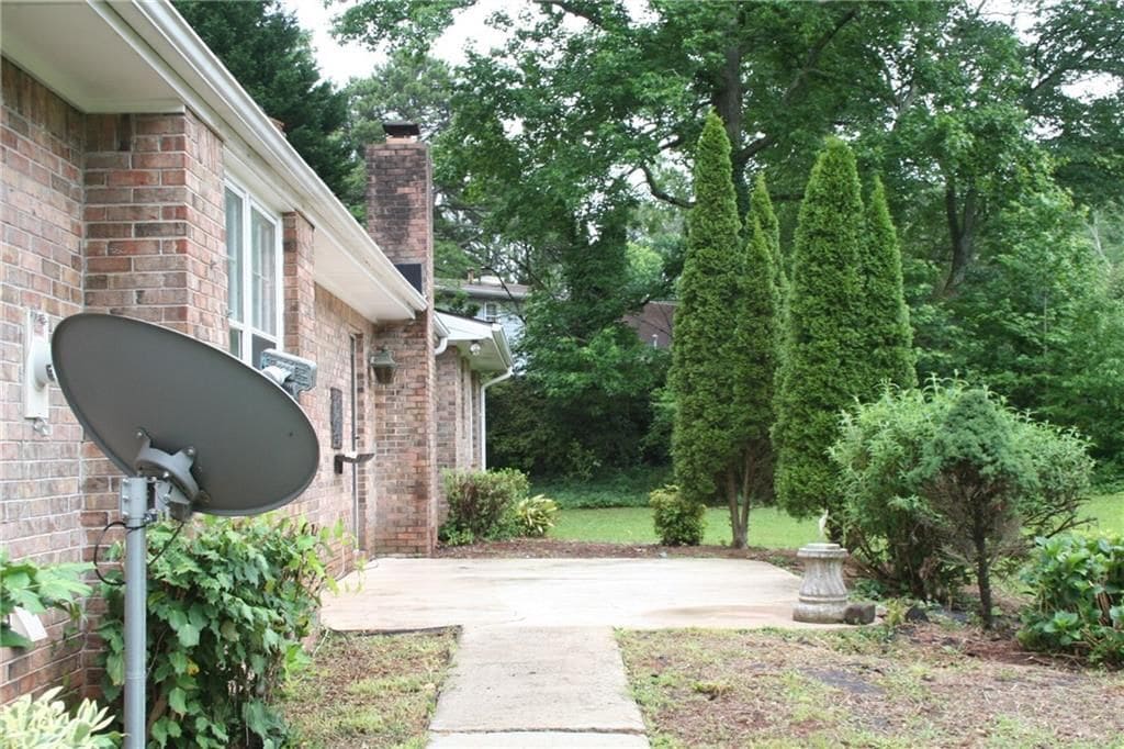 Building Photo - 2075 Pinewood Dr