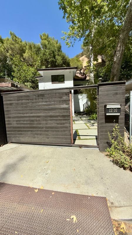 Primary Photo - 1216 N Beverly Glen Blvd