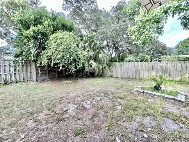Building Photo - 413 Primrose Cir